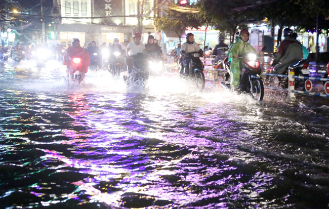 Sài Gòn: Sau cơn mưa lớn kéo dài 4 giờ, ngập sâu trên nhiều tuyến phố khiến giao thông tê liệt sai gon sau con mua lon keo dai 4 gio ngap sau tren nhieu tuyen pho khien giao thong te liet