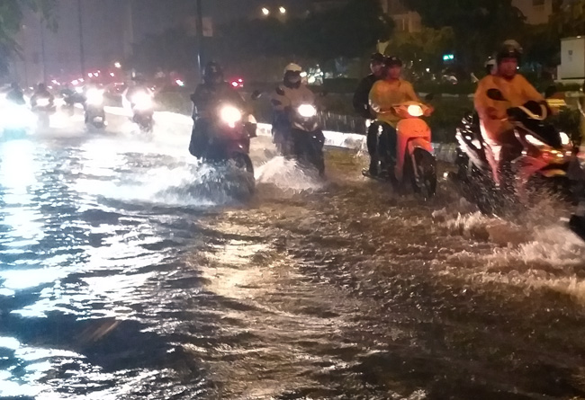 Sài Gòn: Sau cơn mưa lớn kéo dài 4 giờ, ngập sâu trên nhiều tuyến phố khiến giao thông tê liệt sai gon sau con mua lon keo dai 4 gio ngap sau tren nhieu tuyen pho khien giao thong te liet