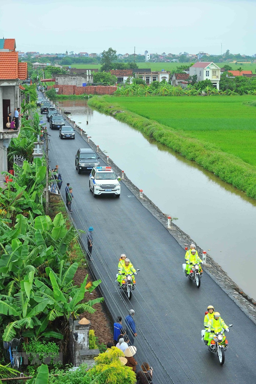 hinh anh doan xe tang chu tich nuoc tran dai quang ve que huong