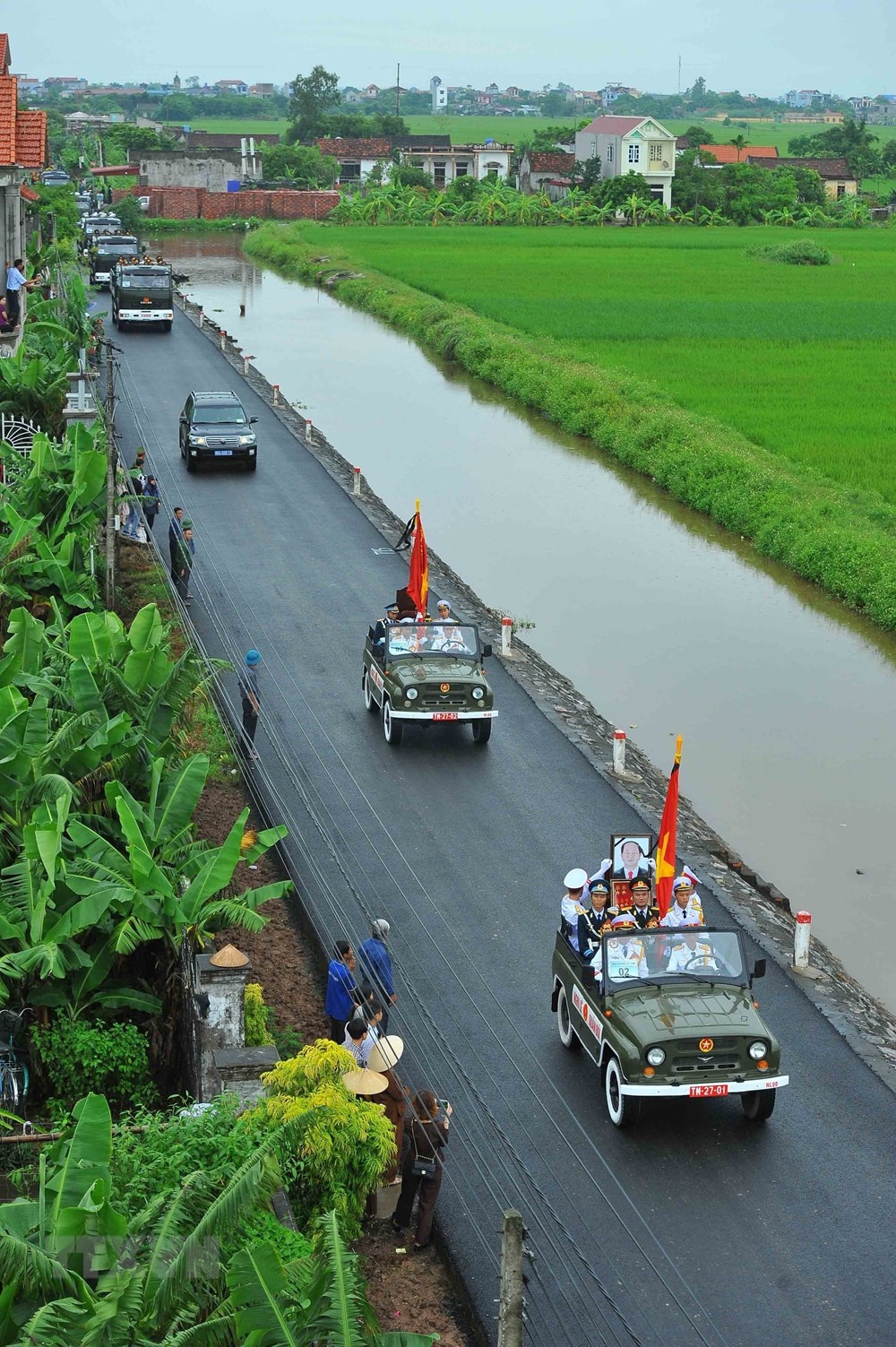 hinh anh doan xe tang chu tich nuoc tran dai quang ve que huong