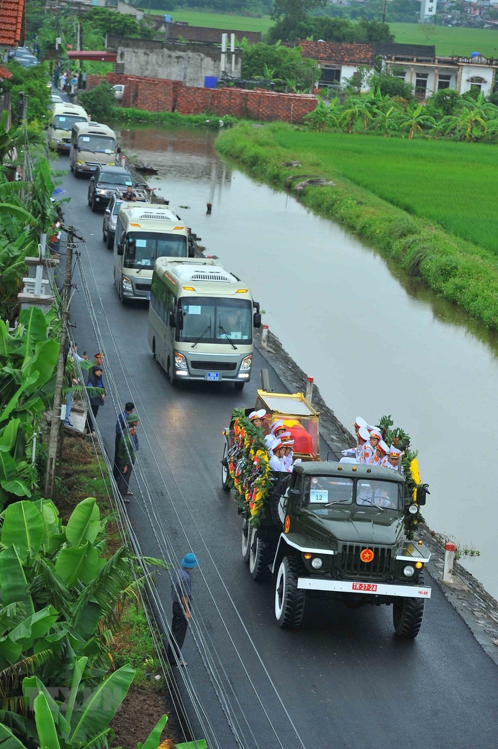 hinh anh doan xe tang chu tich nuoc tran dai quang ve que huong