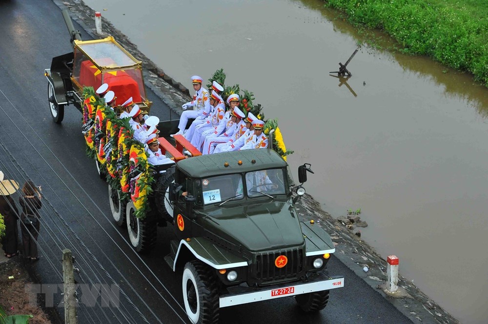 hinh anh doan xe tang chu tich nuoc tran dai quang ve que huong