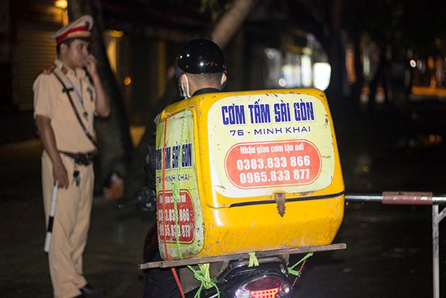 Cảnh sát ăn tại chỗ, tiếp tục vây ráp người đàn ông cố thủ canh sat an tai cho tiep tuc vay rap nguoi dan ong co thu