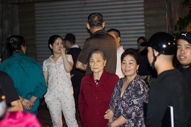 Cảnh sát ăn tại chỗ, tiếp tục vây ráp người đàn ông cố thủ canh sat an tai cho tiep tuc vay rap nguoi dan ong co thu