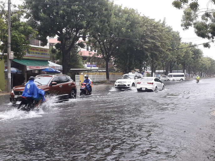 Mưa lớn, đường phố Tam Kỳ biến thành sông mua lon duong pho tam ky bien thanh song