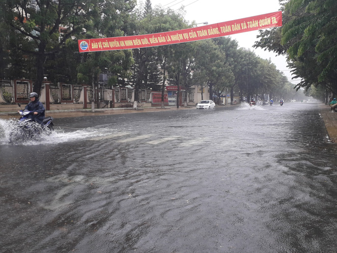 Mưa lớn, đường phố Tam Kỳ biến thành sông mua lon duong pho tam ky bien thanh song