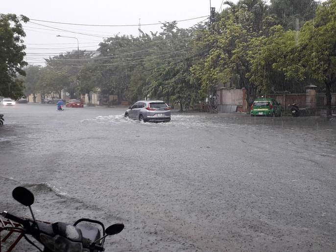 Mưa lớn, đường phố Tam Kỳ biến thành sông mua lon duong pho tam ky bien thanh song
