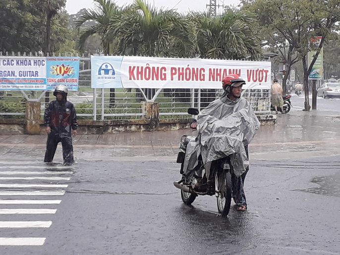 mua lon duong pho tam ky bien thanh song