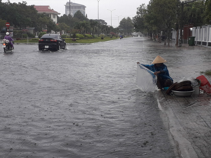 Mưa lớn, đường phố Tam Kỳ biến thành sông mua lon duong pho tam ky bien thanh song