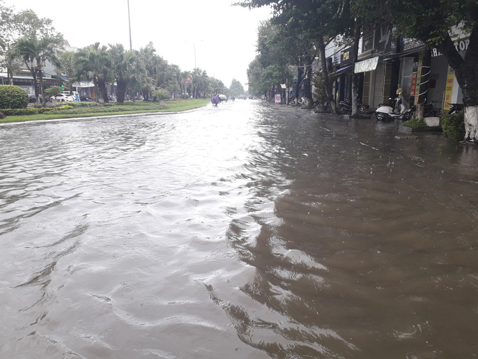 mua lon duong pho tam ky bien thanh song