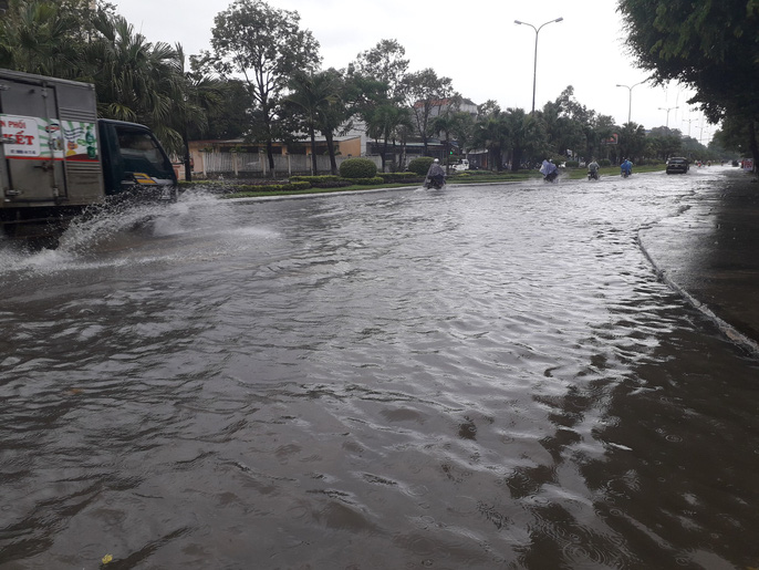 mua lon duong pho tam ky bien thanh song