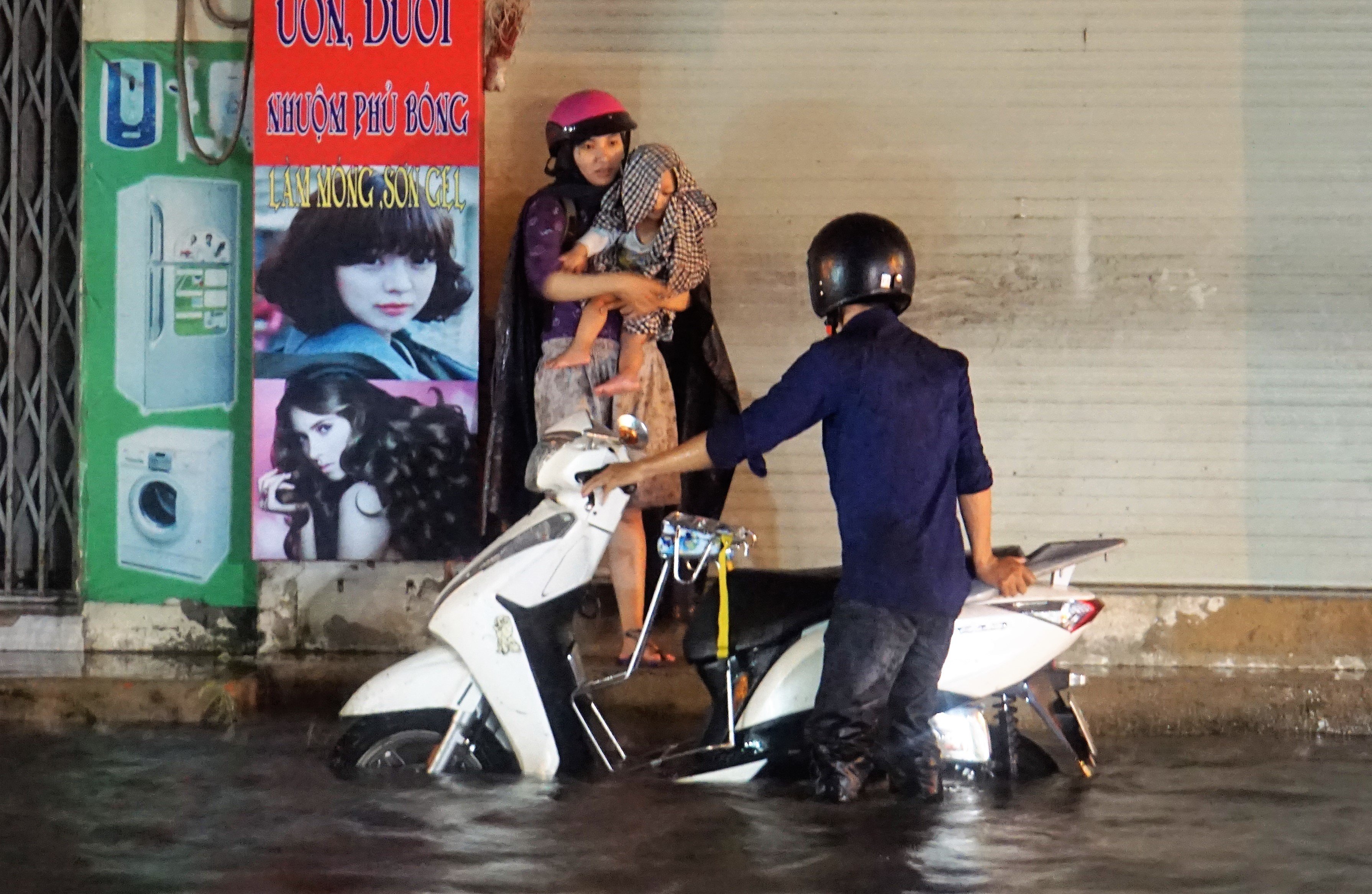 nguoi sai gon trang dem tat nuoc day xe tren duong ngap nua met