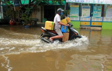 Đường Sài Gòn ngập sâu 3 ngày, nước chưa rút