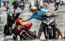 Người Sài Gòn giúp nhau trong ngày triều cường dâng cao
