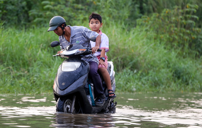 nguoi sai gon giup nhau trong ngay trieu cuong dang cao