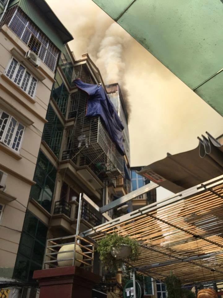 chay tai toa nha 5 tang trong luc chu nha di vang khien nhieu nguoi hoang loan