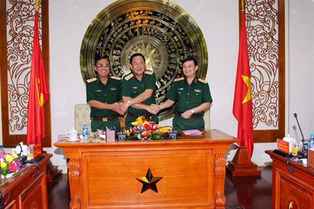 pho do doc tran hoai trung chinh thuc nhan nhiem vu chinh uy quan khu 7
