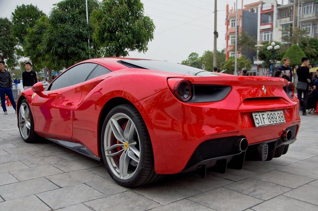 sieu xe ferrari 16 ti cua tuan hung tren pho va o cac su kien