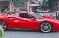 sieu xe ferrari giong chiec xe tung duoc chup cung ca si tuan hung nat bet dau sau vu tai nan