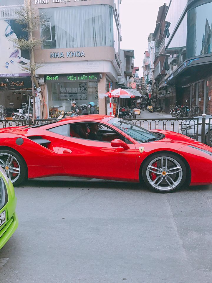sieu xe ferrari 16 ti cua tuan hung tren pho va o cac su kien