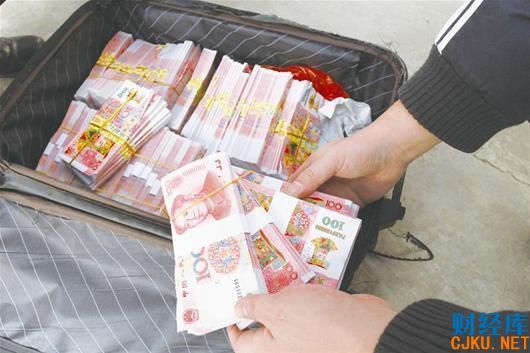 lo dien quan tham giau hon 3 tan tien mat trong nha