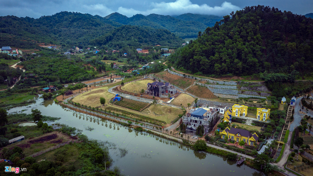 toan canh nha ca si my linh va cac khu nghi duong giua rung phong ho