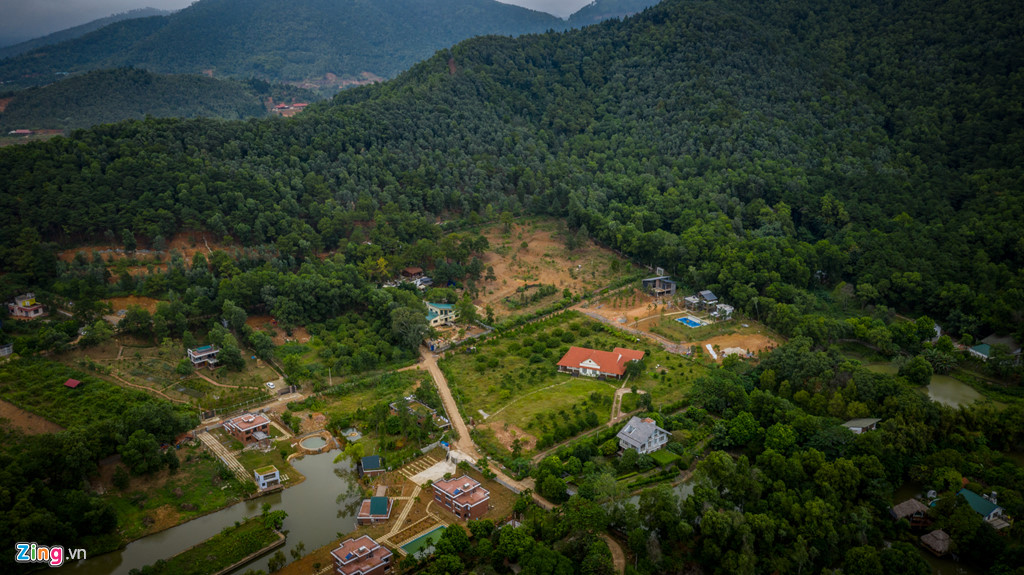 toan canh nha ca si my linh va cac khu nghi duong giua rung phong ho