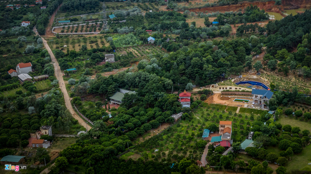toan canh nha ca si my linh va cac khu nghi duong giua rung phong ho