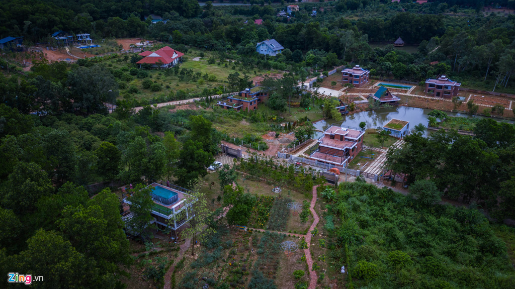 toan canh nha ca si my linh va cac khu nghi duong giua rung phong ho