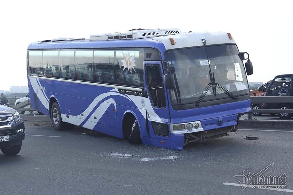 Xe khách 'làm xiếc' trên cầu Nhật Tân, nghìn người khổ sở ra sân bay xe khach lam xiec tren cau nhat tan nghin nguoi kho so ra san bay