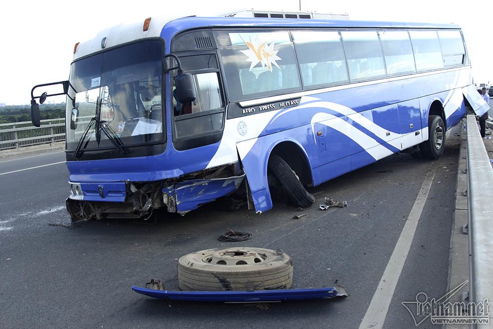 Xe khách 'làm xiếc' trên cầu Nhật Tân, nghìn người khổ sở ra sân bay xe khach lam xiec tren cau nhat tan nghin nguoi kho so ra san bay
