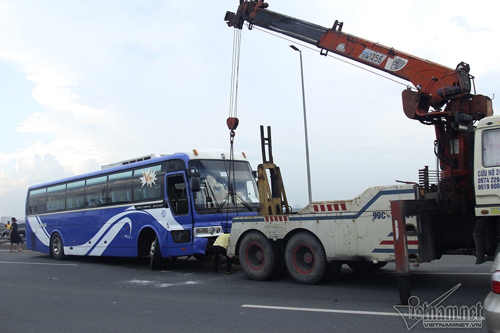 Xe khách 'làm xiếc' trên cầu Nhật Tân, nghìn người khổ sở ra sân bay xe khach lam xiec tren cau nhat tan nghin nguoi kho so ra san bay