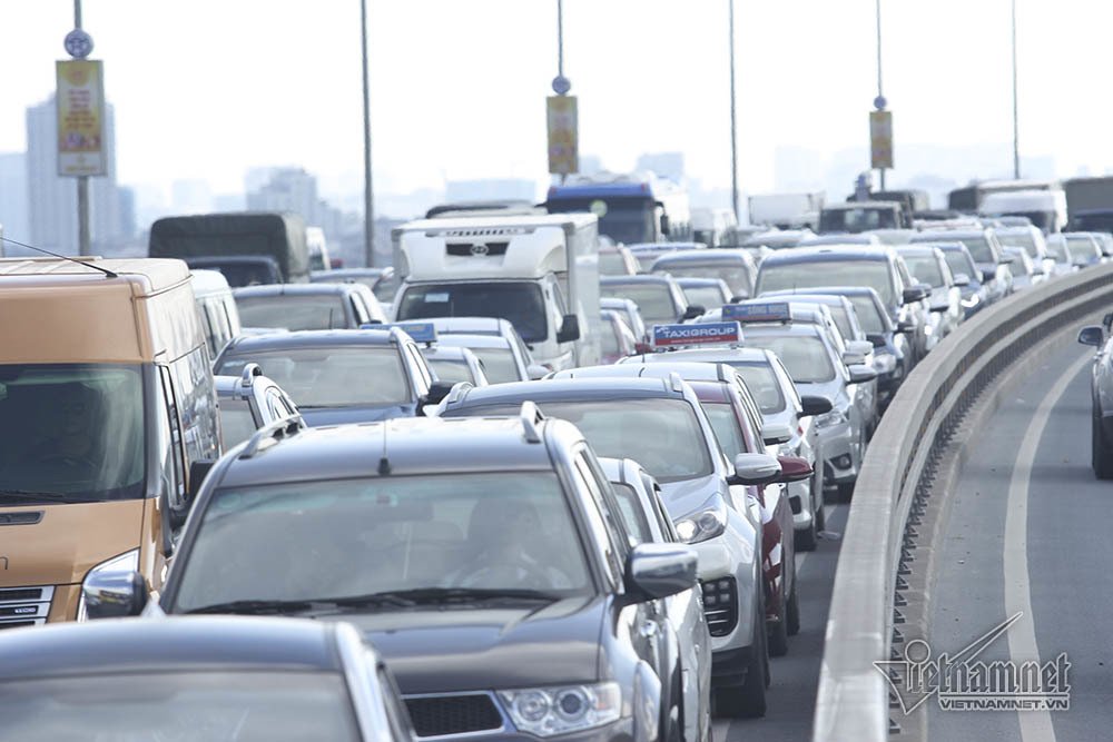 Xe khách 'làm xiếc' trên cầu Nhật Tân, nghìn người khổ sở ra sân bay xe khach lam xiec tren cau nhat tan nghin nguoi kho so ra san bay