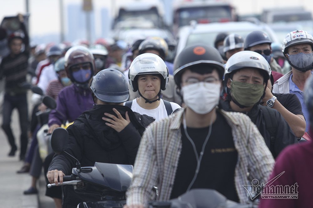 Xe khách 'làm xiếc' trên cầu Nhật Tân, nghìn người khổ sở ra sân bay xe khach lam xiec tren cau nhat tan nghin nguoi kho so ra san bay