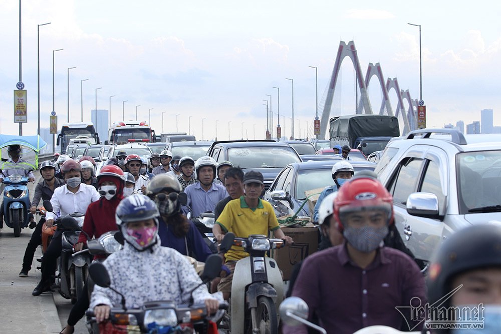 xe khach lam xiec tren cau nhat tan nghin nguoi kho so ra san bay