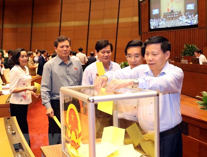 hinh anh cac dai bieu quoc hoi bo phieu bau chu tich nuoc
