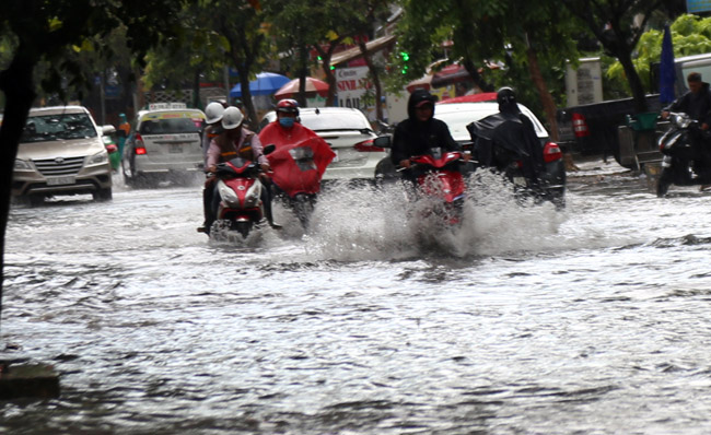mua lon khien nhieu khu vuc o tp ho chi minh ngap sau trong bien nuoc