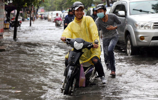 Mưa lớn khiến nhiều khu vực ở TP Hồ Chí Minh ngập sâu trong biển nước mua lon khien nhieu khu vuc o tp ho chi minh ngap sau trong bien nuoc