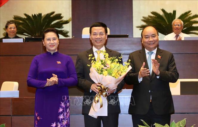 quoc hoi phe chuan ong nguyen manh hung giu chuc vu bo truong bo tttt