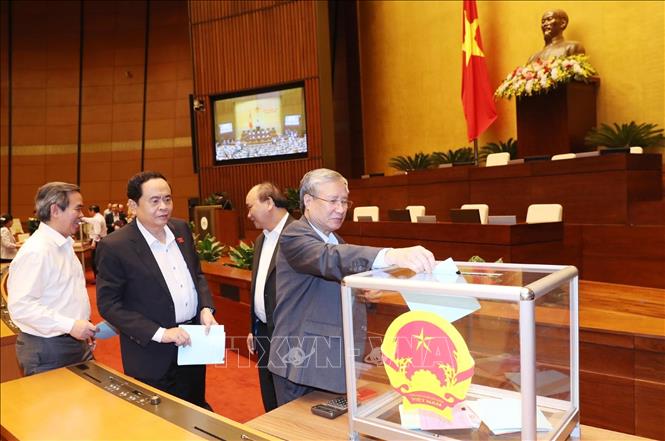 hinh anh quoc hoi bo phieu tin nhiem doi voi 48 chuc danh
