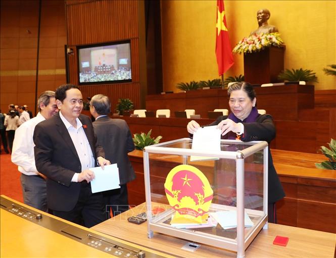 hinh anh quoc hoi bo phieu tin nhiem doi voi 48 chuc danh