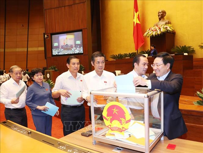 hinh anh quoc hoi bo phieu tin nhiem doi voi 48 chuc danh