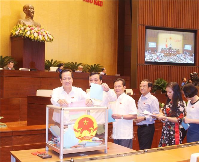 hinh anh quoc hoi bo phieu tin nhiem doi voi 48 chuc danh