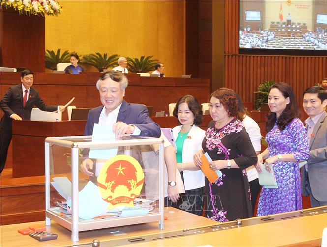 hinh anh quoc hoi bo phieu tin nhiem doi voi 48 chuc danh