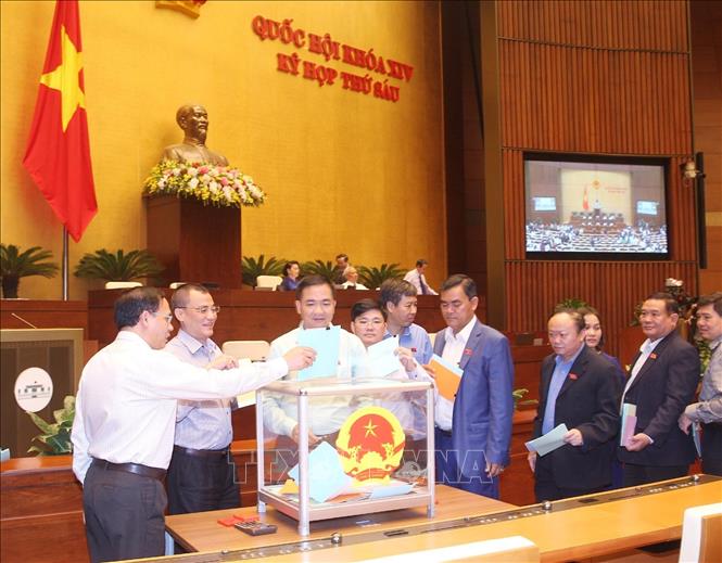 hinh anh quoc hoi bo phieu tin nhiem doi voi 48 chuc danh