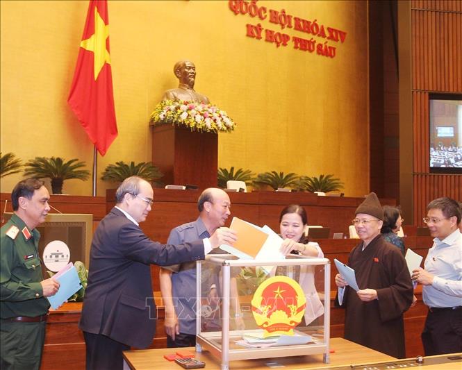 hinh anh quoc hoi bo phieu tin nhiem doi voi 48 chuc danh