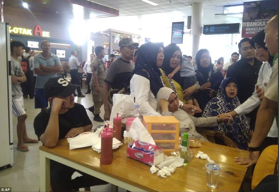 may bay indonesia roi xuong bien hang hang khong lion air da tung co may bay roi