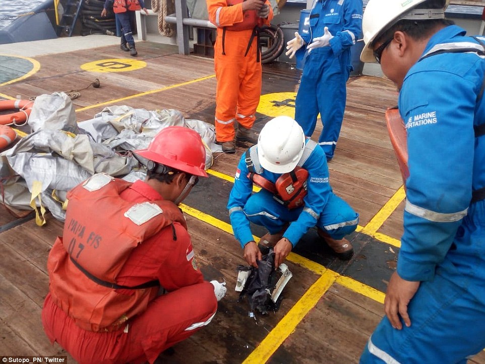 toan canh vu may bay indonesia cho 188 nguoi lao xuong bien