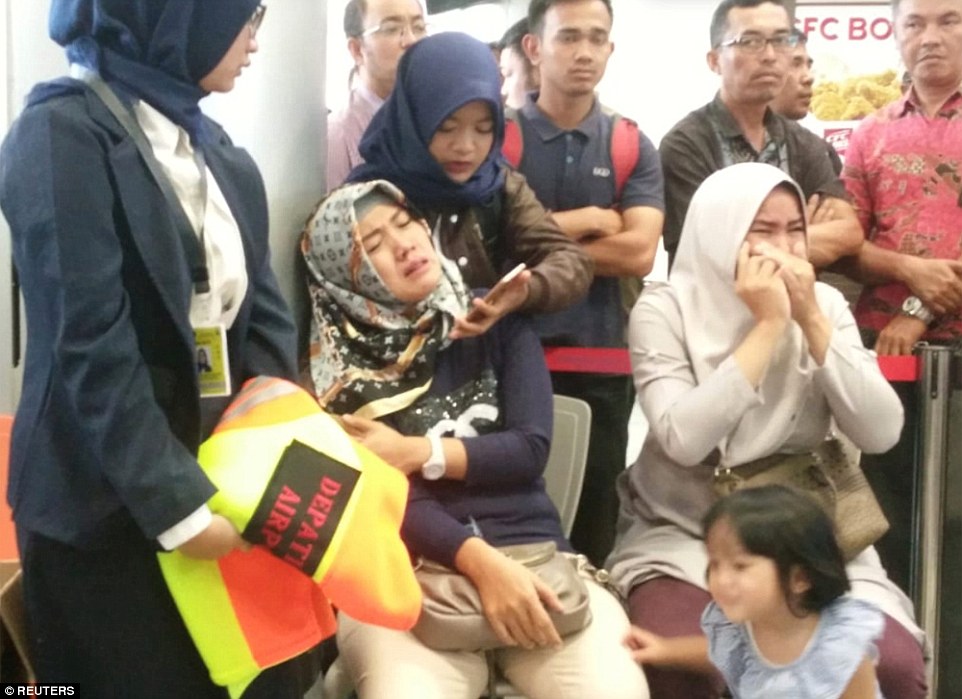 toan canh vu may bay indonesia cho 188 nguoi lao xuong bien