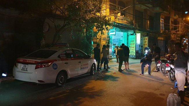vo tai xe taxi ke khoanh khac chong bi xe mazda chen qua nguoi